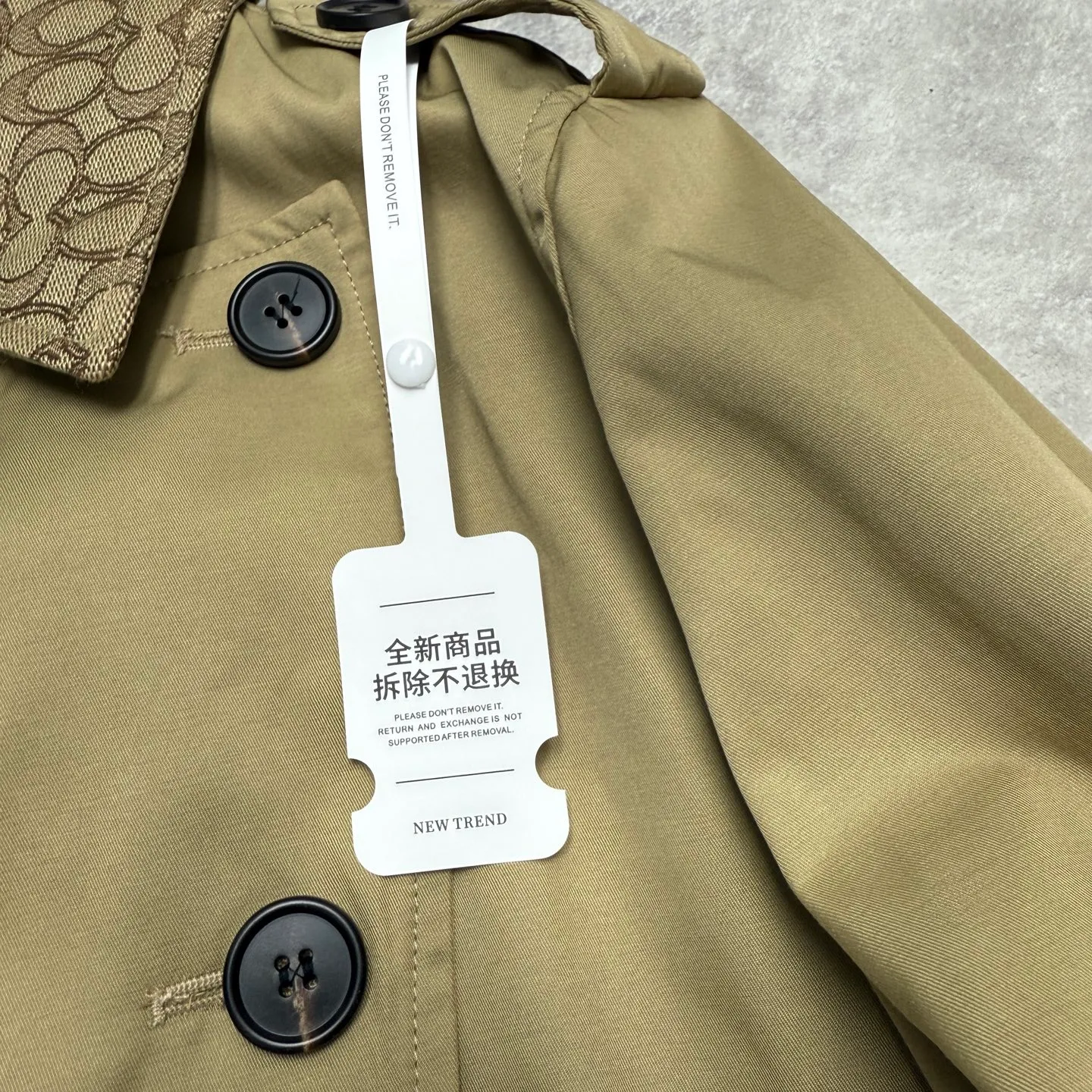 New for the New Year, COH’s Classic logo presbyopic Khaki short Barn style jacket and windbreaker! Sisters! The super-good-looking windbreaker is here, it fits the BBR, it’s cool and cool! Stylish and elegant! Neat, stylish and slimming, the short version is super friendly for girls and can well optimize body proportions. Pair it with high-waisted pants or a skirt to create the illusion of long legs in minutes. Whether it is buttoned up or unbuttoned, it is very stylish. It is perfect for taking pictures when traveling in spring. It is full of atmosphere. The earth tones that revive all things are very powerful. The double-breasted design and the Classic jacquard pattern on the collar give it a full sense of luxury! The cabinets are made of the same fabric and shipped from a trading company. The quality is absolutely excellent and there is no stress in getting in and out of the cabinets. Koujia's exclusive engraved horn buckle, the details are in place. The fabric inside is also Koujia's exclusive jacquard fabric. The entire dress is made of fabric, without the traditional lining, and the texture is very good. The classic style of the windbreaker, the upper part of the body is very beautiful, the shopkeeper definitely keeps it for himself! This is the only batch, no more missing out! 🤗🤗🤗 Color: Khaki Color Size: S-L (Material: Khaki twill cotton) S: Length 58cm, Bust 104cm, Shoulder Width 41.5cm, Sleeve Length 59cm M: Length 59cm, Bust 108cm, Shoulder Width 42.5m, Sleeve Length 60cm L: Length 61cm, Bust 112cm, Shoulder Width 43.5cm Sleeve length 61cm